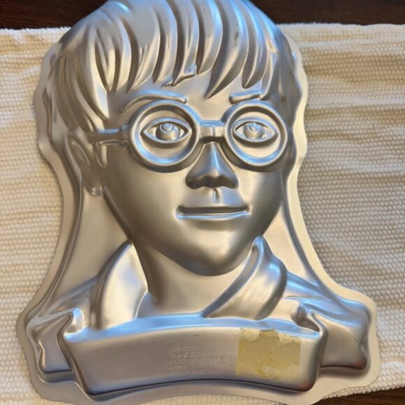 2001 Vintage Wilton Harry Potter Cake pan, Boy Wizard w Color Insert - Picture 3 of 4
